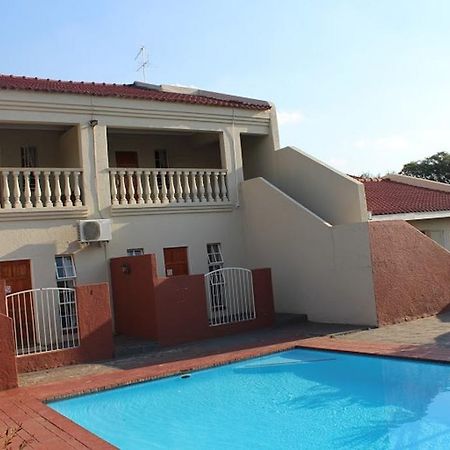 יוהנסבורג Flamboyant Guest Lodge מראה חיצוני תמונה