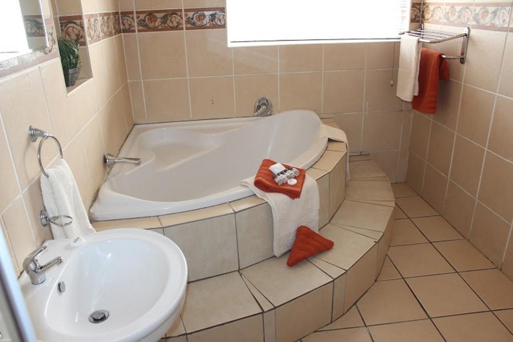 יוהנסבורג Flamboyant Guest Lodge מראה חיצוני תמונה